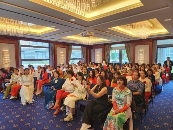 Phụ nữ trong kinh doanh hợp nh